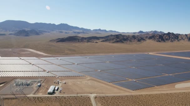 Paneles solares que cosechan energía — Vídeos de Stock