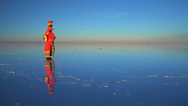 Vrouwelijke staande op de Salar de Uyuni — Stockvideo