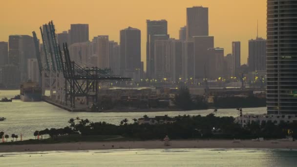 Vista tramonto sulla spiaggia di South Pointe — Video Stock