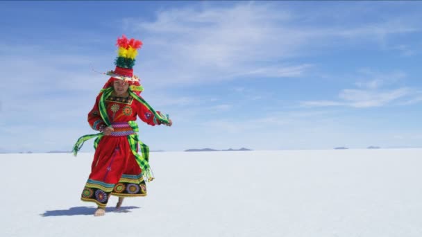 Mujer boliviana interpretando danza tradicional — Vídeo de stock