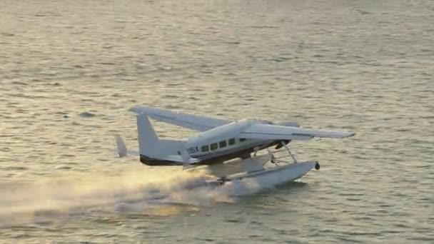 Sonnenuntergang des startenden Wasserflugzeugs — Stockvideo