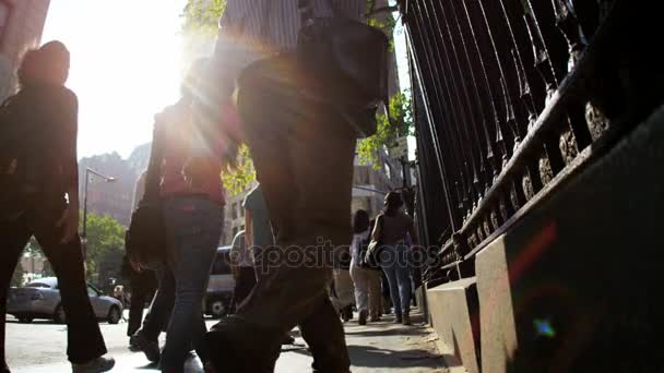 Peatones que comienzan la jornada laboral — Vídeos de Stock