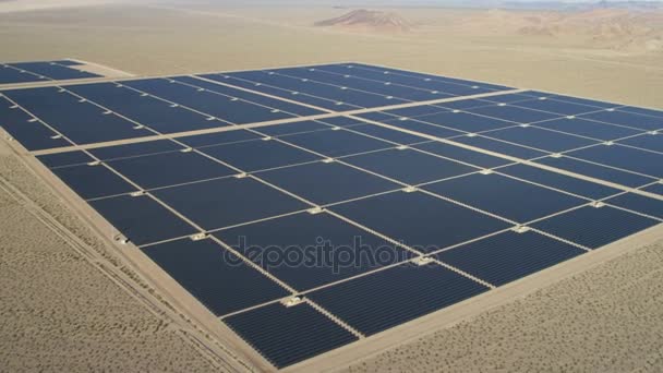 Солнечные батареи, предназначенные для сбора энергии от солнца — стоковое видео