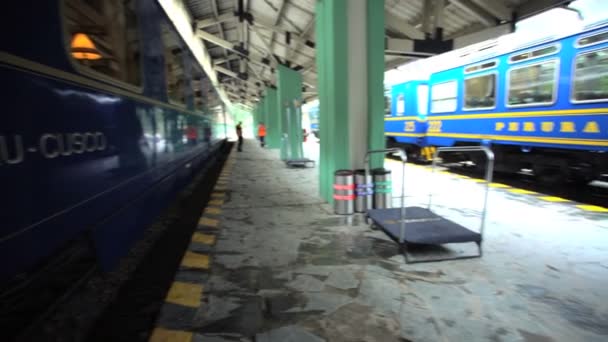 Inca Trail treinen in het station — Stockvideo