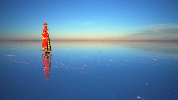 Mujer de pie en el Salar de Uyuni — Vídeo de stock