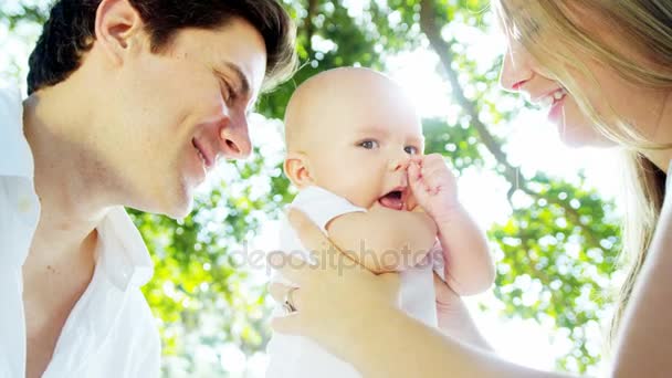 Dziecka z rodzicami, ciesząc się razem — Wideo stockowe