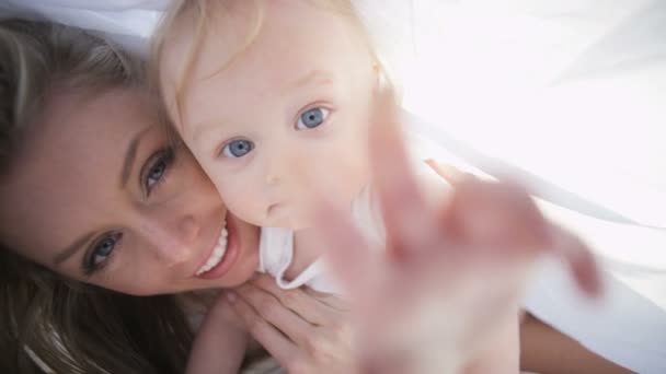 Mère jouer avec fille sous écharpe — Video