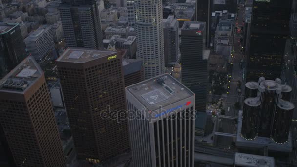 Arranha-céus iluminados da cidade — Vídeo de Stock