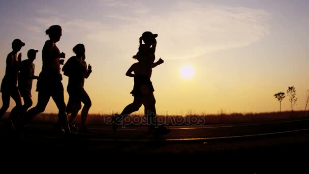 Joggers training op de weg volgen — Stockvideo