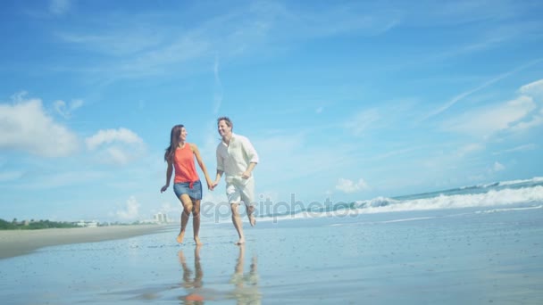 Casal correndo para se divertir na praia — Vídeo de Stock