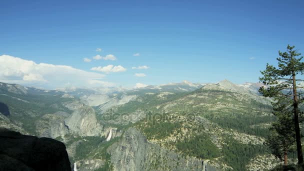 Excursionista viendo el Parque Nacional Yosemite — Vídeos de Stock