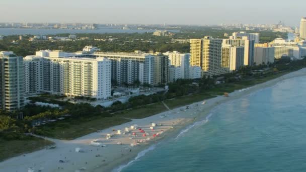 South Beach avec des stations de condominium de luxe — Video