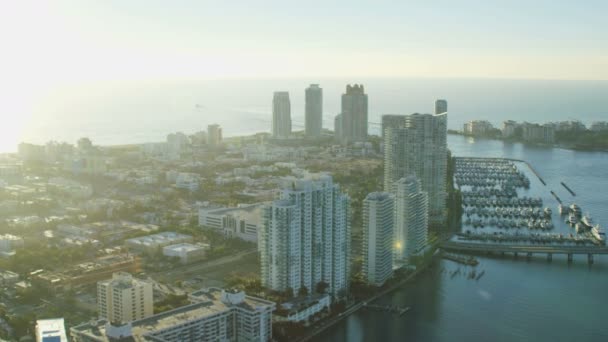 Zonsopgang uitzicht op South Beach Condominium resorts — Stockvideo