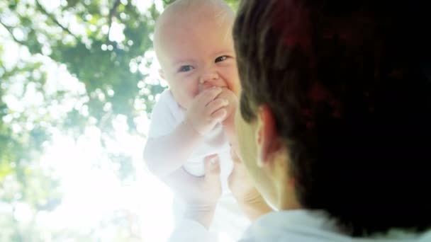 Père jouant son bébé — Video