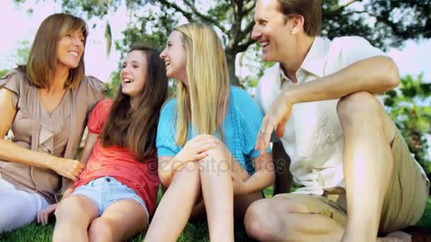 Familia disfrutando del tiempo juntos — Vídeo de stock