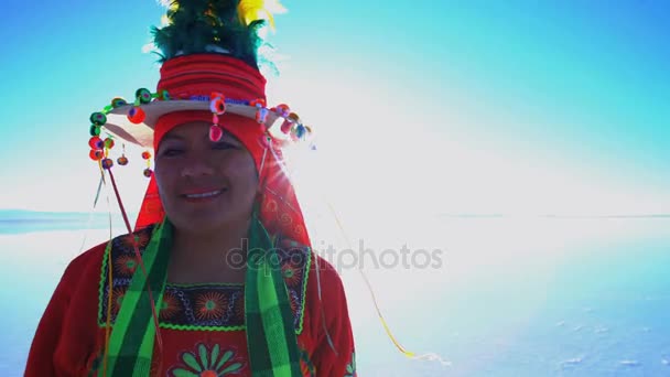 Bolíviai nő a Salar de Uyuni — Stock videók