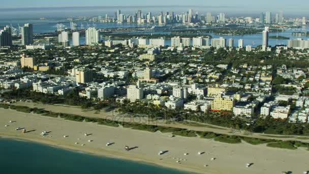 Soluppgång utsikt över Miami Art Deco lyx hotellbyggnader — Stockvideo