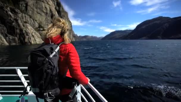 Hiker viewing Lysefjorden Fjord — Stock Video