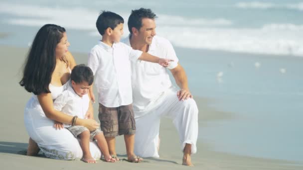 Família desfrutando de relaxamento na praia — Vídeo de Stock