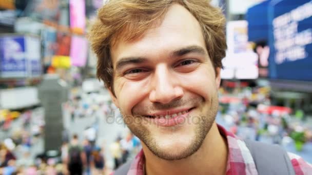 Visitante de pé em Times Square — Vídeo de Stock