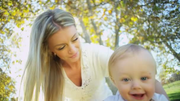 Mamma studsar hennes unga pojke — Stockvideo