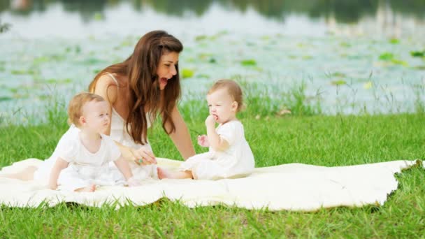 Мать и дети наслаждаются пикником — стоковое видео