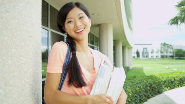 Estudiante celebración libro de trabajo — Vídeos de Stock