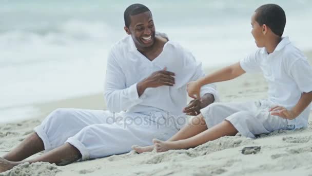 Vater und Sohn amüsieren sich am Strand — Stockvideo