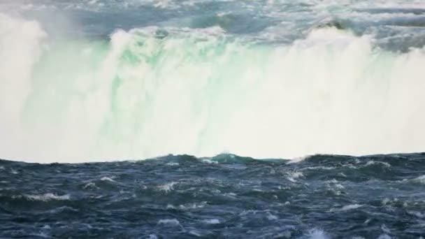 Niagara fällt schnell fließenden Wasserfall — Stockvideo