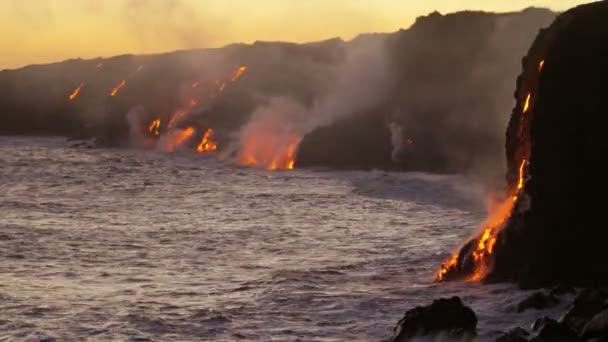 Lava fällt ins Meer — Stockvideo