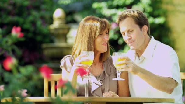 Casal beber suco de laranja — Vídeo de Stock