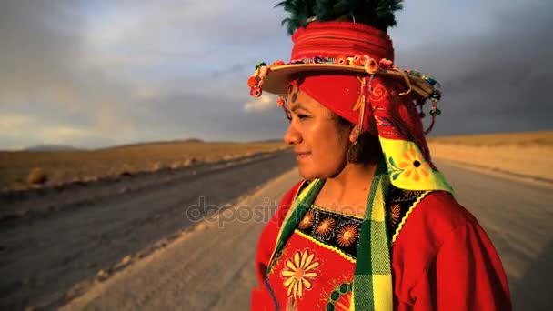 Femme autochtone en costume traditionnel — Video