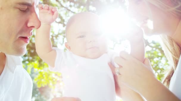 Bambino con i genitori godendo insieme — Video Stock