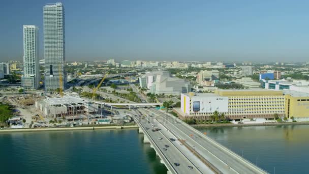 Miami Herald bina ve Macarthur Causeway — Stok video