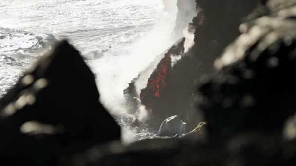 Humo producido por lava fundida — Vídeo de stock