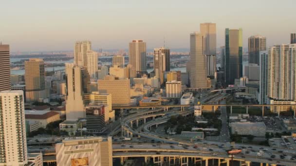 Wolkenkratzer der Stadt bei Sonnenuntergang, miami — Stockvideo