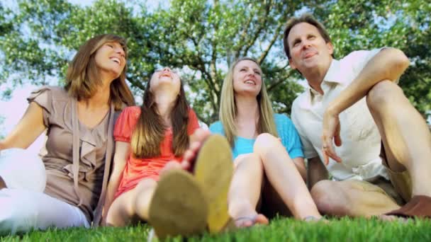 Familia relajante en el jardín — Vídeos de Stock