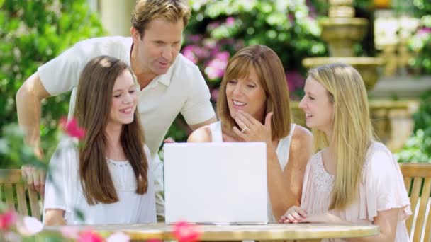 Familie met behulp van wifi op laptop — Stockvideo