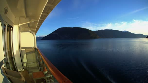 Crucero desde balcón de fiordos noruegos — Vídeo de stock
