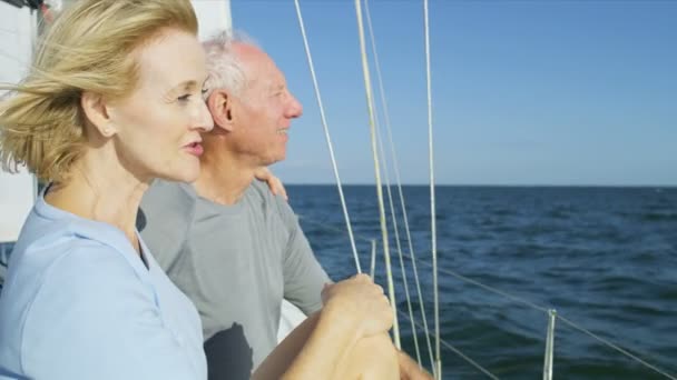 Couple naviguant sur le yacht — Video