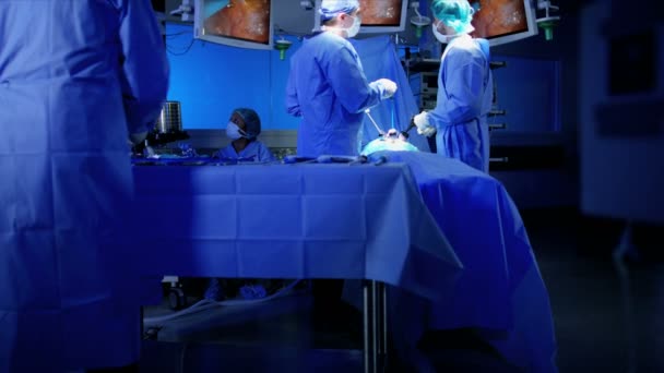Хирургическая команда, использующая эндоскопию — стоковое видео