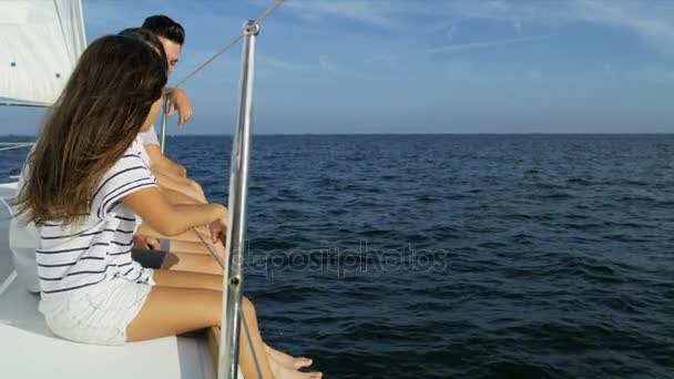 Família com crianças navegando em iate — Vídeo de Stock