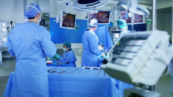 Medisch team met endoscopie — Stockvideo