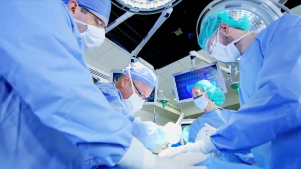 Tim medis pelatihan di teater operasi — Stok Video