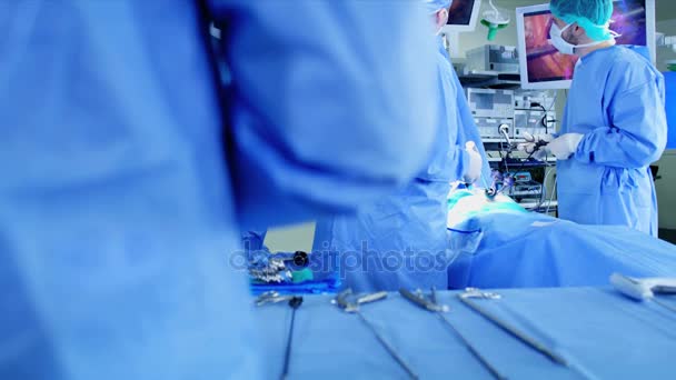 Chirurghi che utilizzano uno strumento endoscopico — Video Stock