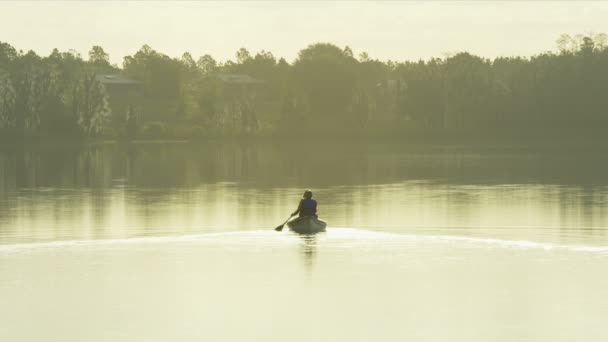 Par med kanotpaddling resa — Stockvideo