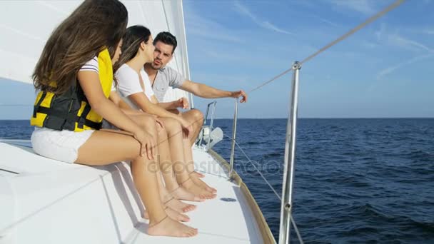 父母与儿子和女儿乘坐游艇 — 图库视频影像
