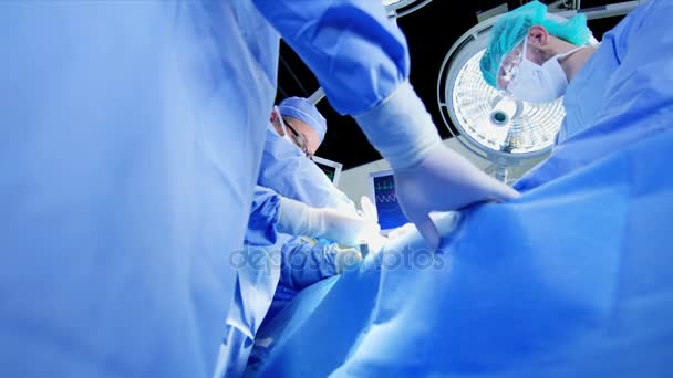 Equipo médico que realiza cirugía ortopédica — Vídeo de stock