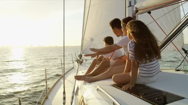 Familj segling på yacht — Stockvideo