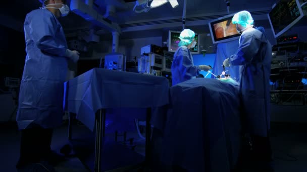 Kirurger som utför laparoskopisk kirurgi — Stockvideo